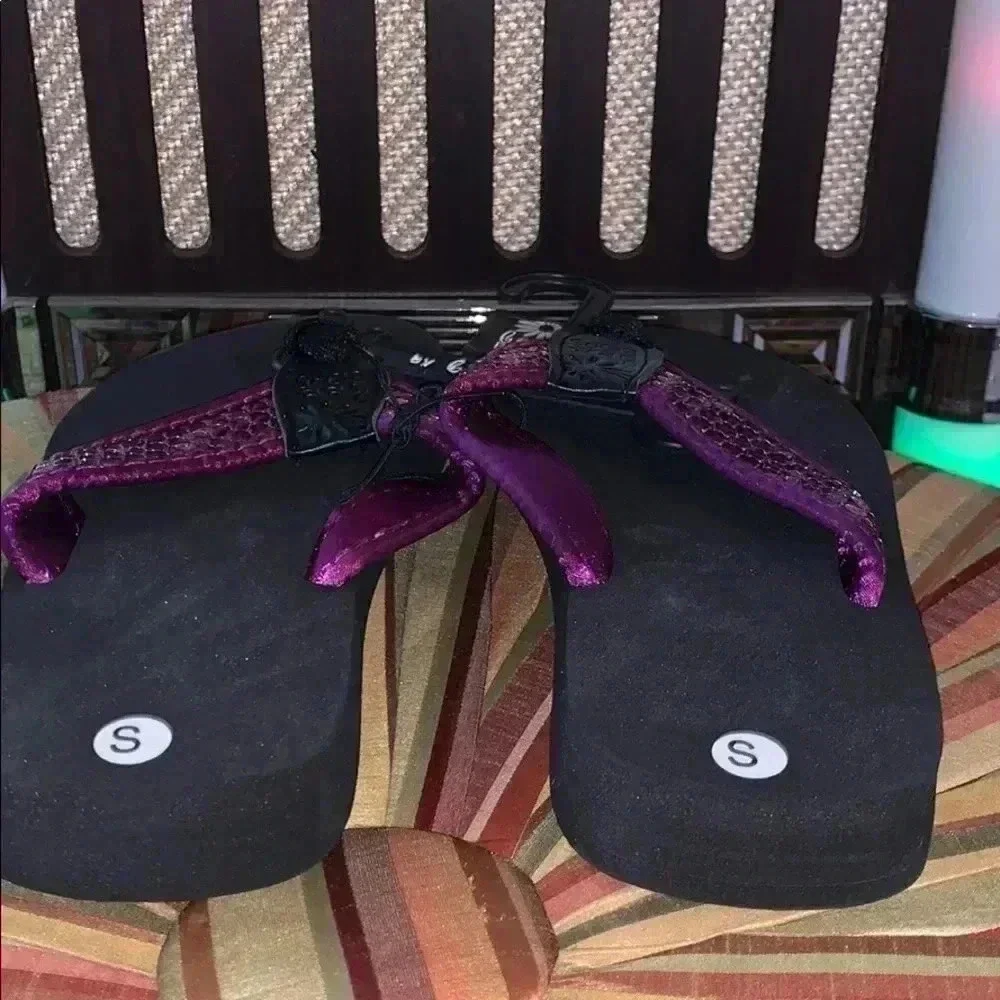 Girls black/purple Flip flops size small